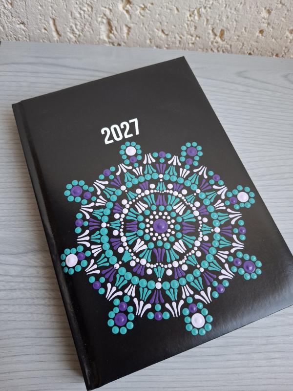 Mandala 2027-es határidő napló – Kézzel festett, egyedi ajándék nőknek