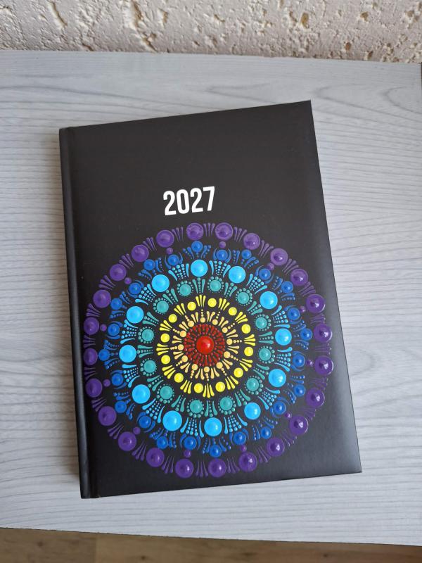 Mandala a csakra színeivel 2027-es határidő napló – Kézzel festett, egyedi ajándék nőknek