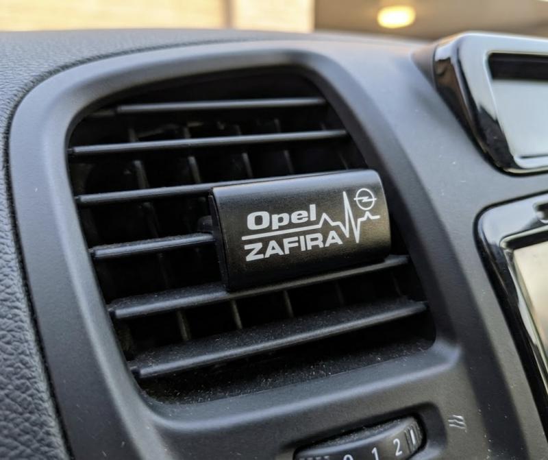 Egyedi gravírozott autóillatosító