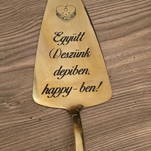 Egyedi gravírozott tortalapát