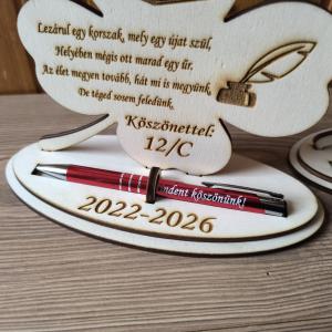 Egyedi toll lóhere alakú emléktáblával