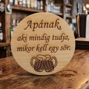 Gravírozott fa sörnyitó hűtőmágnes