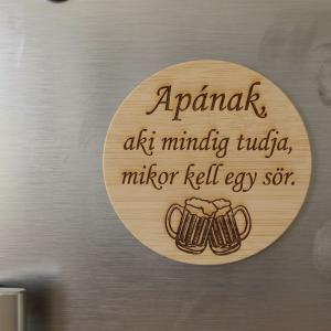 Gravírozott fa sörnyitó hűtőmágnes