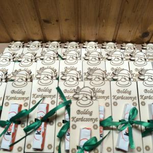 Rénszarvasos fa édességtartó