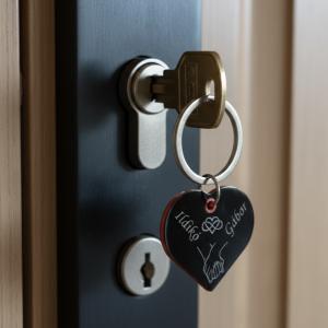 Szív kulcstartó – Antracit és piros