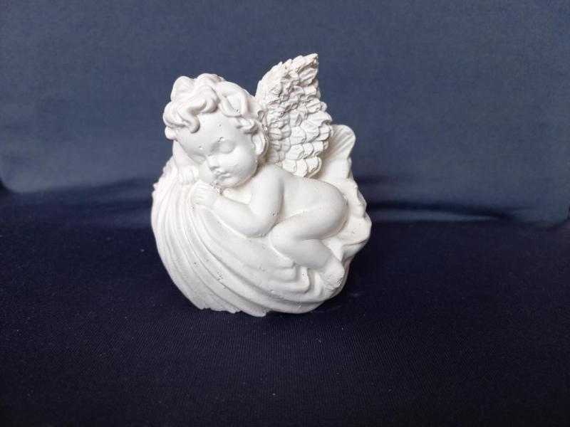Alvó angyalka kegyeleti figura