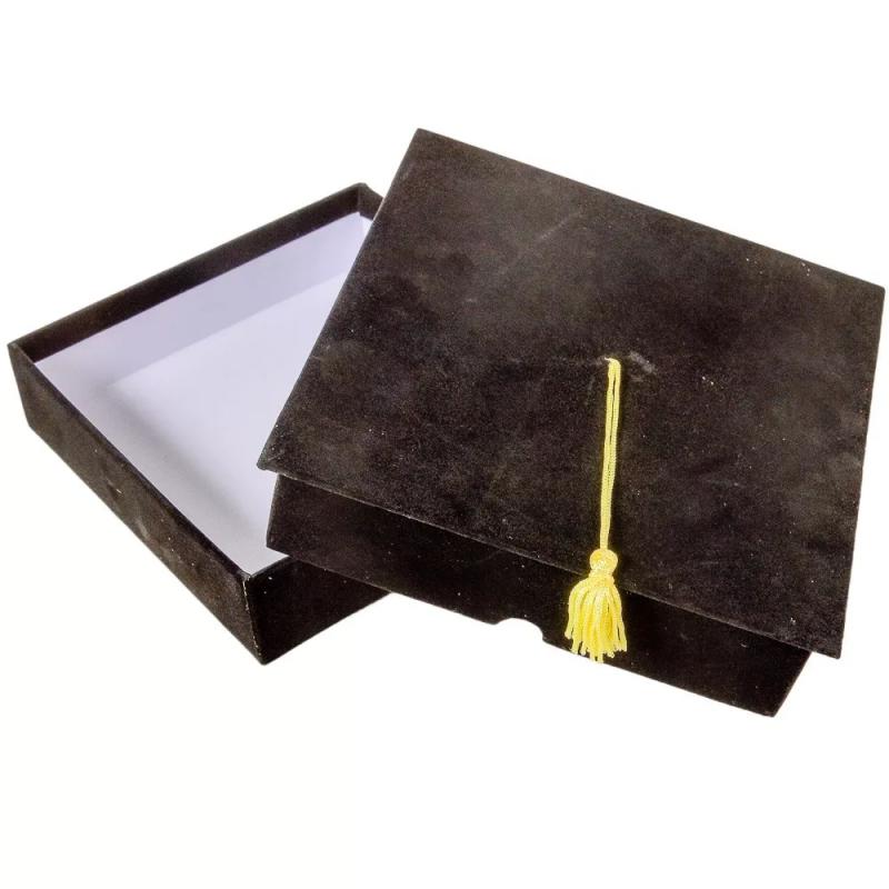 Bársony papírdoboz ajándék doboz ballagási sapka fekete 4,5x18cm