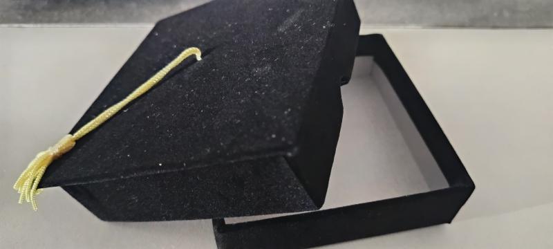 Bársony papírdoboz ballagási sapi 12x4cm ékszertartó