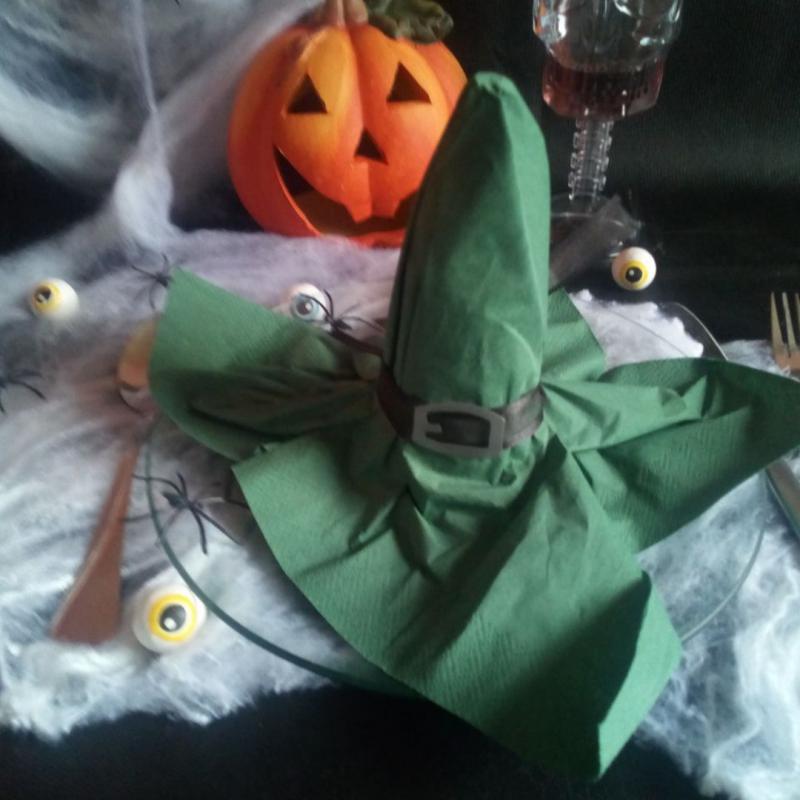 Boszorkány süveg hajtogatott szalvéta