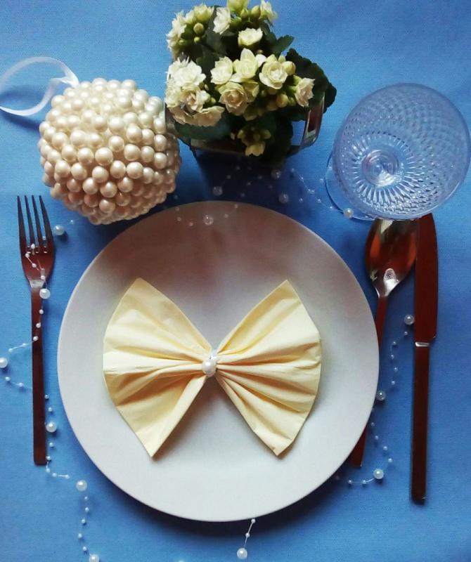 Csokornyakkendő hajtogatott szalvéta