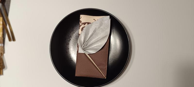 Elegáns leveles zseb mintás