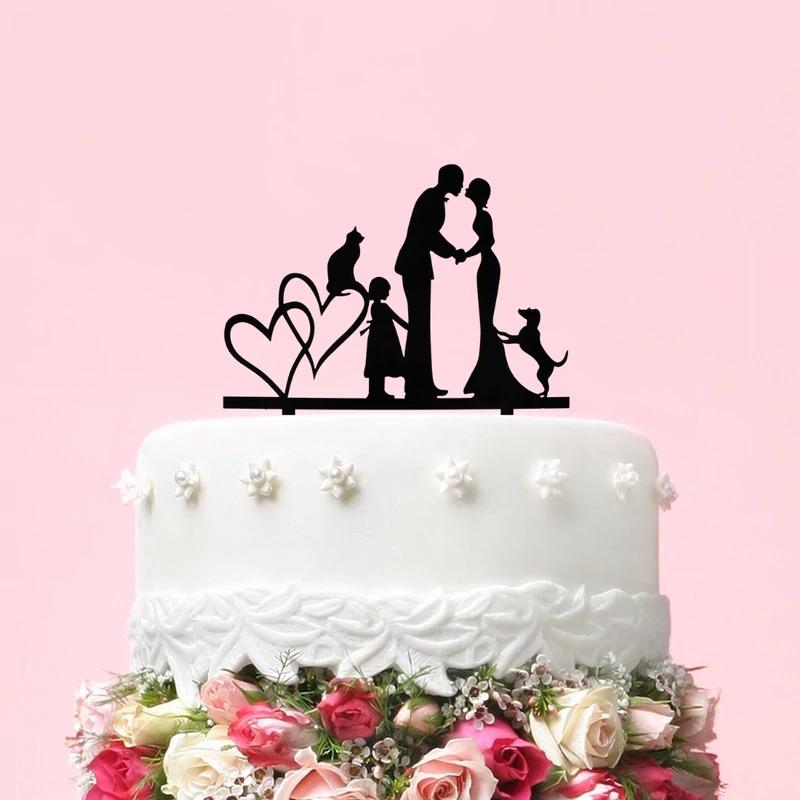 Esküvői tortadísz – Anya és Apa csókja, kisgyermekkel, kutyával, macskával és szív motívummal – fekete