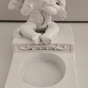 Angyalos mécsestartó poly 9cm magas fehér