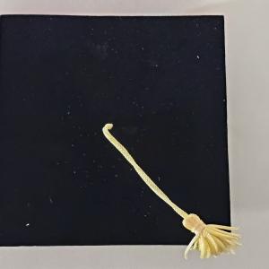 Bársony papírdoboz ballagási sapi 12x4cm ékszertartó