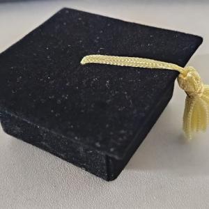 Bársony papírdoboz ballagási sapi 2,5x6cm ékszertartó