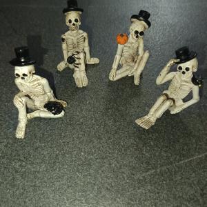 Csontváz figura kalapban 4db 8cm