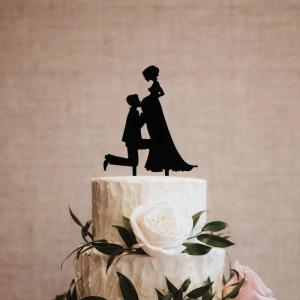 Esküvői tortadísz fekete várandós mennyasszony