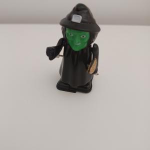 Felhúzható boszorkány figura seprűvel – Halloween játék