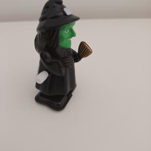 Felhúzható boszorkány figura seprűvel – Halloween játék