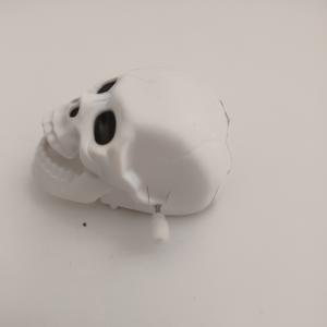 Felhúzható koponya játék – mozgó, fogcsattogtató Halloween-koponya