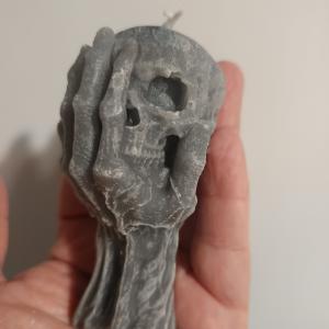 Halálfejet tartó kéz 9x3-4cm kézműves gyertya
