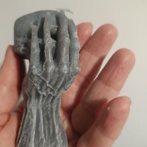 Halálfejet tartó kéz 9x3-4cm kézműves gyertya