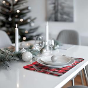 Karácsonyi tányéralátét - 45 x 30 cm piros fekete kockás hópehellyel