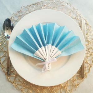 Kétszínű legyező hajtogatott szalvéta