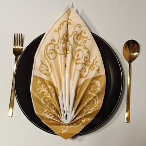 Kétszínű levél mintás