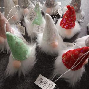 Manó figura akasztós 8cm 5féle színben