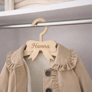 Natúr fa - Gyerek vállfa egyedi név gravírozással 13x30cm