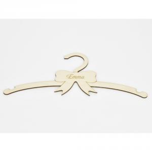 Natúr fa - Gyerek vállfa egyedi név gravírozással 13x30cm