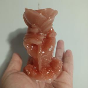 Rózsaszál kézben kézműves gyertya 10x5cm