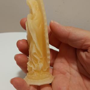 Szűz Mária kézműves gyertya 1db választható szín és illat