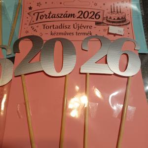 Tortadísz „2026” – kézműves beszúrós évszám