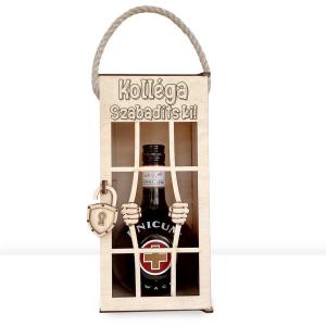 Vicces Börtönös Italos Díszdoboz Fa Italtartó 0,7 l Italokhoz - Kolléga Szabadíts ki! felirattal Gravírozva - Ajándék Kollégának