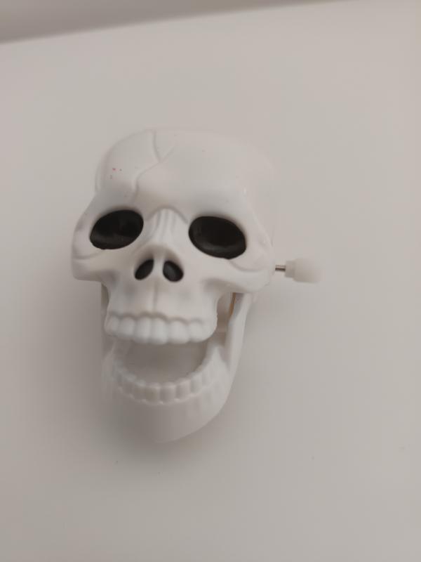 Felhúzható koponya játék – mozgó, fogcsattogtató Halloween-koponya
