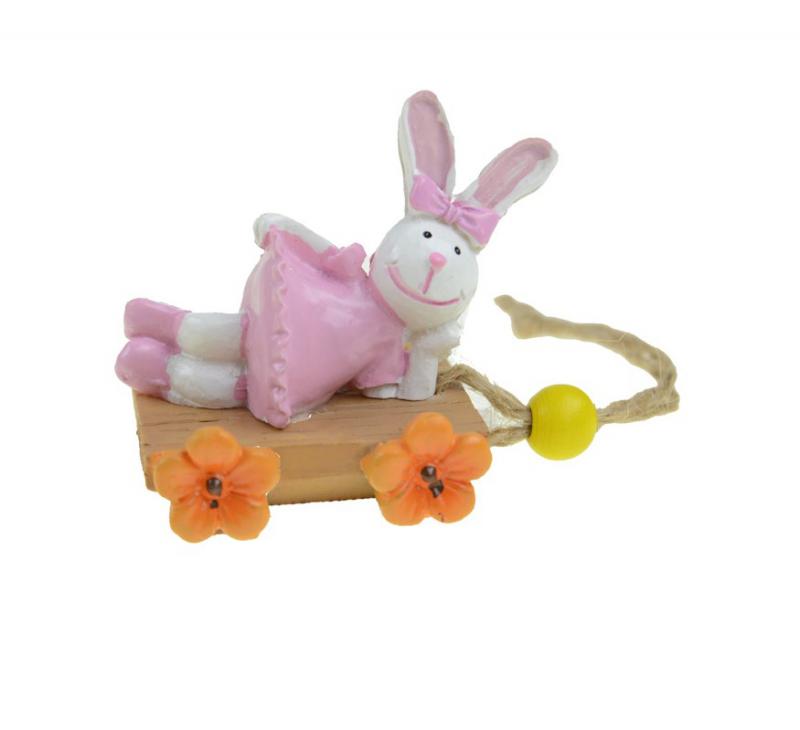 Figura nyúl lány poly 4,2*3,7*4,9cm kocsin narancs