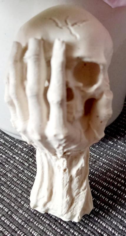 Halálfej kézben tartva