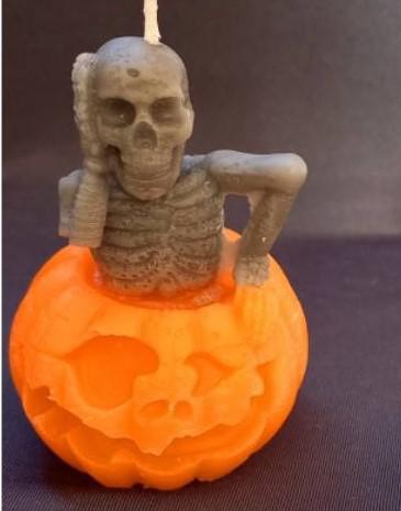 Halloweeni Tökből kijövő csontváz 8,5 x 4-6 cm kézműves gyertya