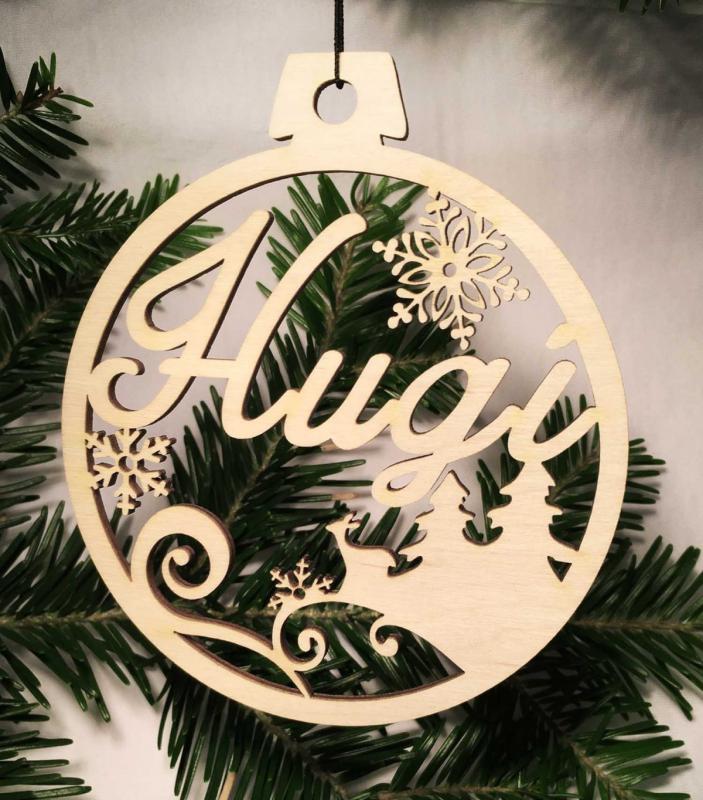 Karácsonyi Díszgömb - Hugi – Karácsonyfa dísz – Karácsonyi ajándék