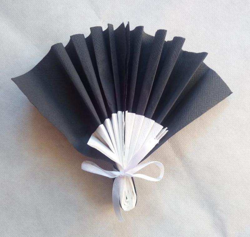 Kétszínű legyező hajtogatott szalvéta