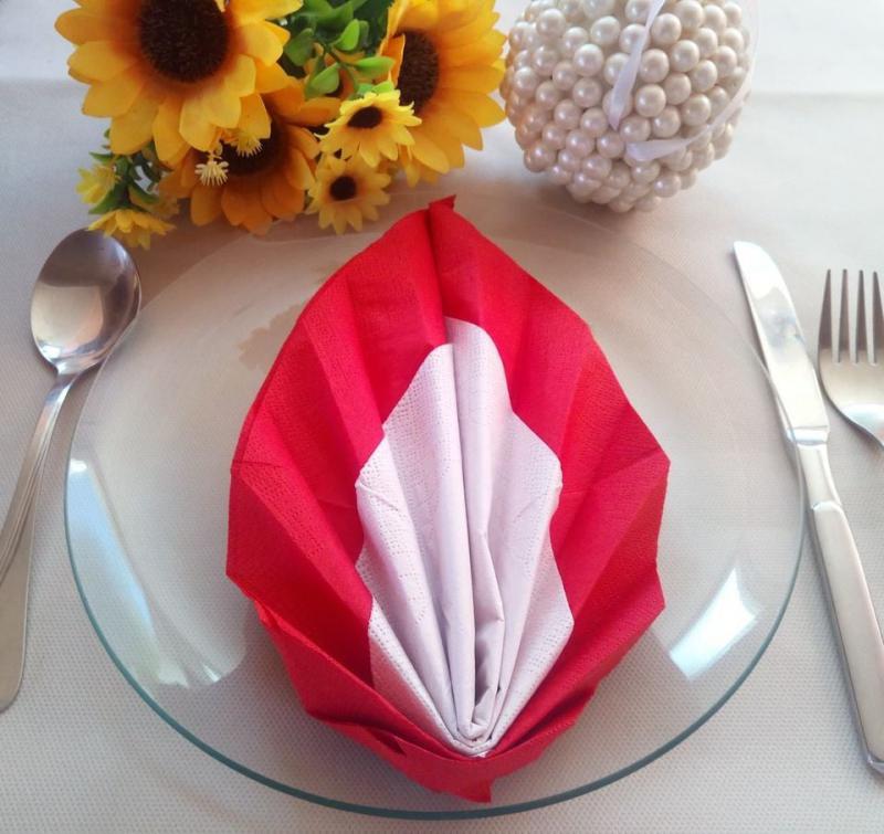 Kétszínű levél hajtogatott szalvéta