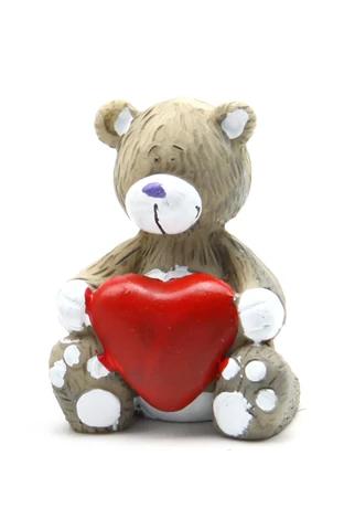 Maci figura ülő 5x4cm barna piros szívvel