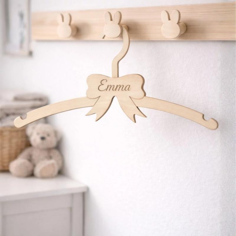 Natúr fa - Gyerek vállfa egyedi név gravírozással 13x30cm