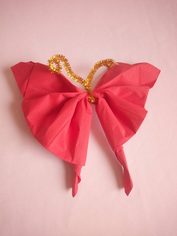 Pillangó hajtogatott szalvéta