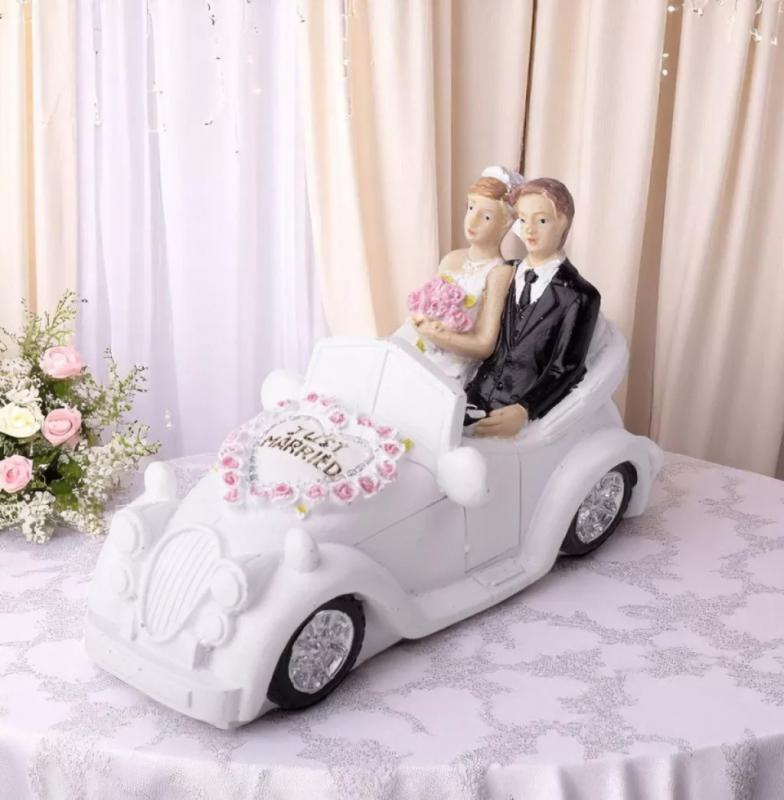 Polirezin autó esküvői párral 10,2x6 cm