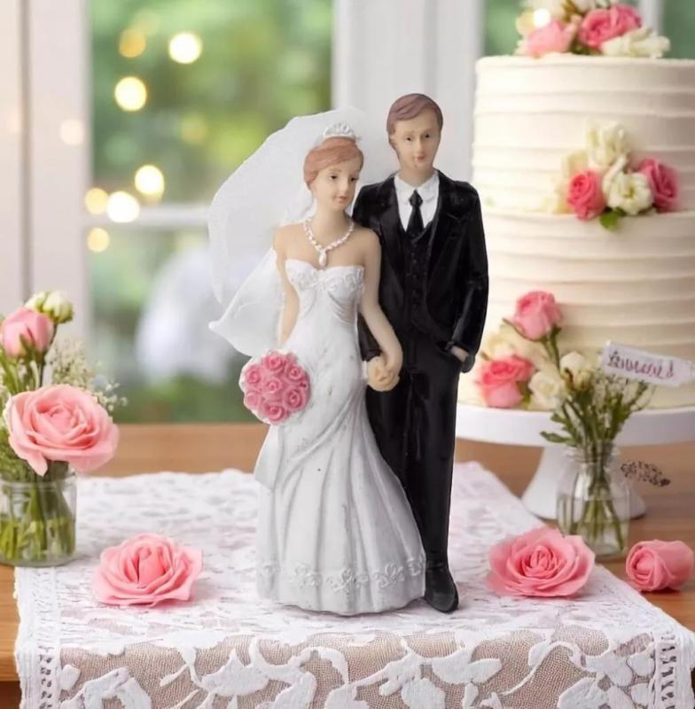 Polirezin esküvői pár rózsacsokorral 10,6 cm