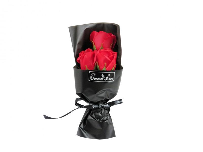 Szappanrózsa csokor 3 szál piros 24cm fekete elegáns díszcsomagolásban