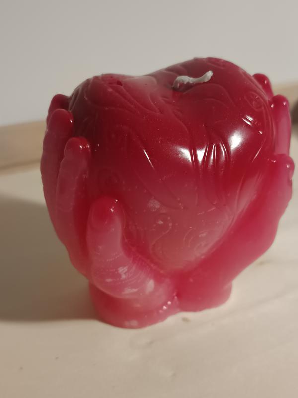 Szív a kézben kézműves gyertya 8x7x5cm